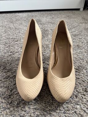 Vince Camuto Classic Women's Textured Nude Pumps
